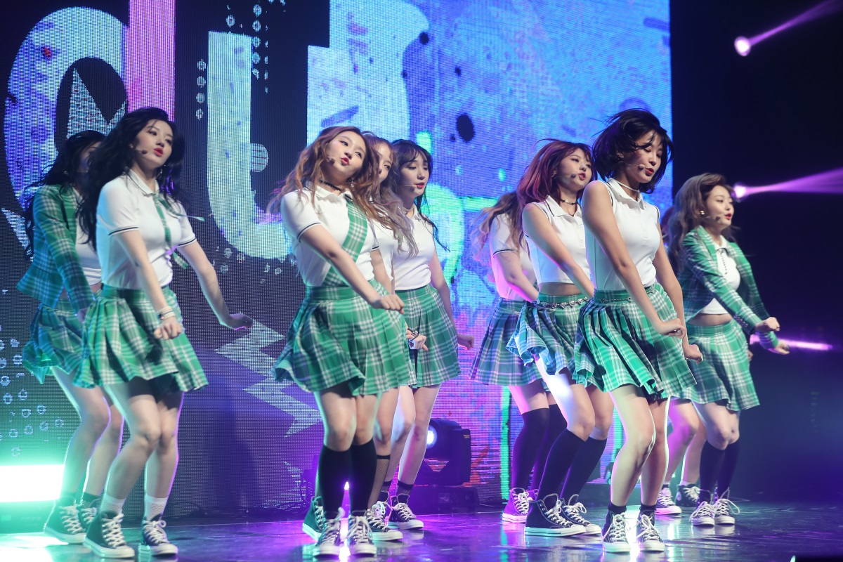 Pristin performs at a media showcase for its second EP “Schxxl Out” in Seoul on Wednesday. (Yonhap)