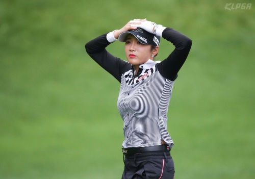 이보미가 2번홀에서 강한 바람 때문에 모자를 누른 채 그린으로 이동하고 있다. [사진=KLPGA]