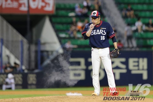 김승회는 후반기에 두산 불펜진이 써내려가고 있는 반전드라마의 주인공이다. [사진=두산베어스 페이스북]