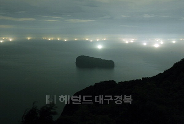 울릉도의 가을 밤바다는 오징어배가 연출하는 어화로 물결친다. 이 어화는 을릉퍌경의증 1경으로  아름다운 가을 단풍과 함께 대표적 가을 볼거리로 부상하고 있다.(헤럴드 자료사진)