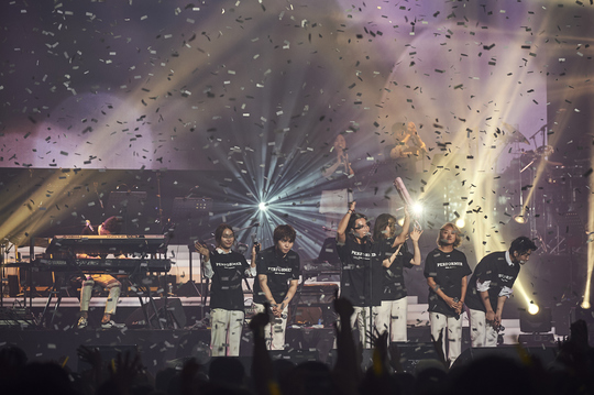 Singers from Antenna Music performs at “With, Antenna” held at Jamsil Arena, Seoul. (Antenna Music)