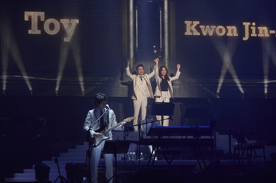 Singers from Antenna Music performs at “With, Antenna” held at Jamsil Arena, Seoul. (Antenna Music)