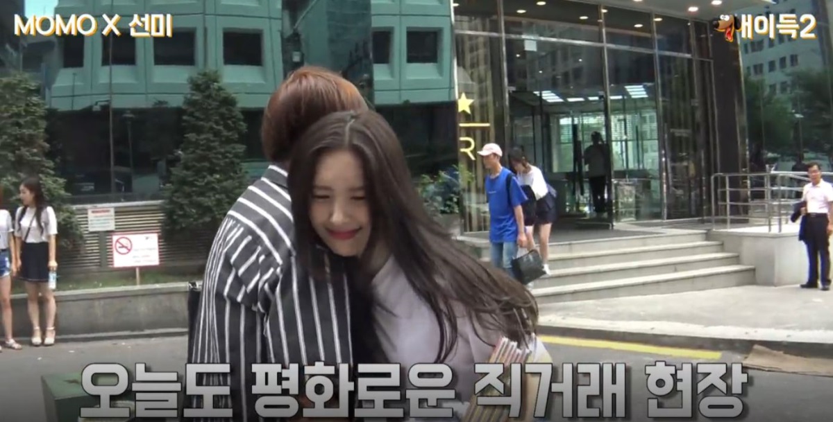 (Naver's V app)