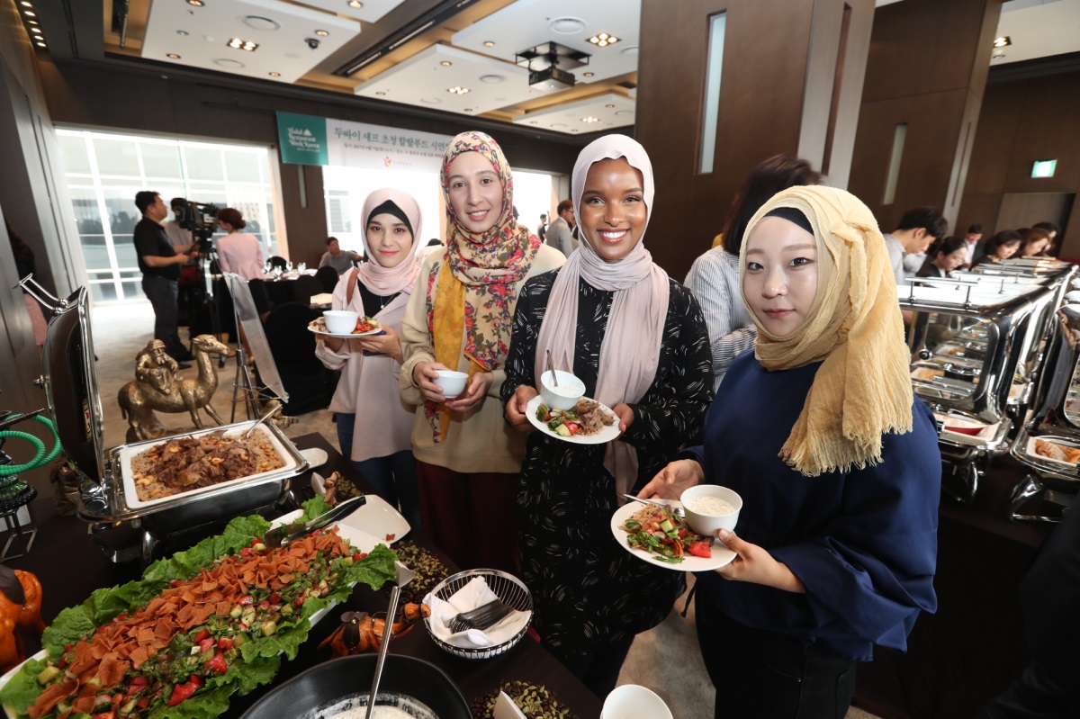 Muslim bloggers in Korea try halal food at a hotel in Seoul on Thursday during an event organized by the Korea Tourism Organization as part of its “Halal Restaurant Week." (KTO)