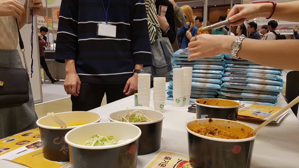 Visitors stand in line to sample ramen at the Ramen Fair at Coex on Sunday. (Rumy Doo/The Korea Herald)
