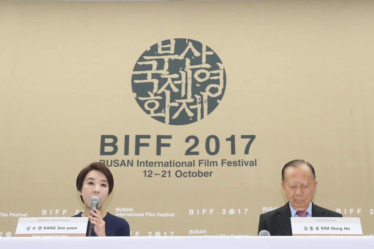 Busan International Film Festival Executive Director Kang Soo-youn (left) and Chairman Kim Dong-ho speak to press at the President Hotel in Jung-gu, Seoul, Monday. (Yonhap)
