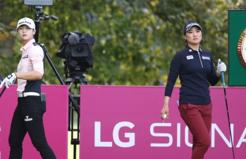 한 조로 경기한 세계 랭킹 1위 유소연과 박성현.
