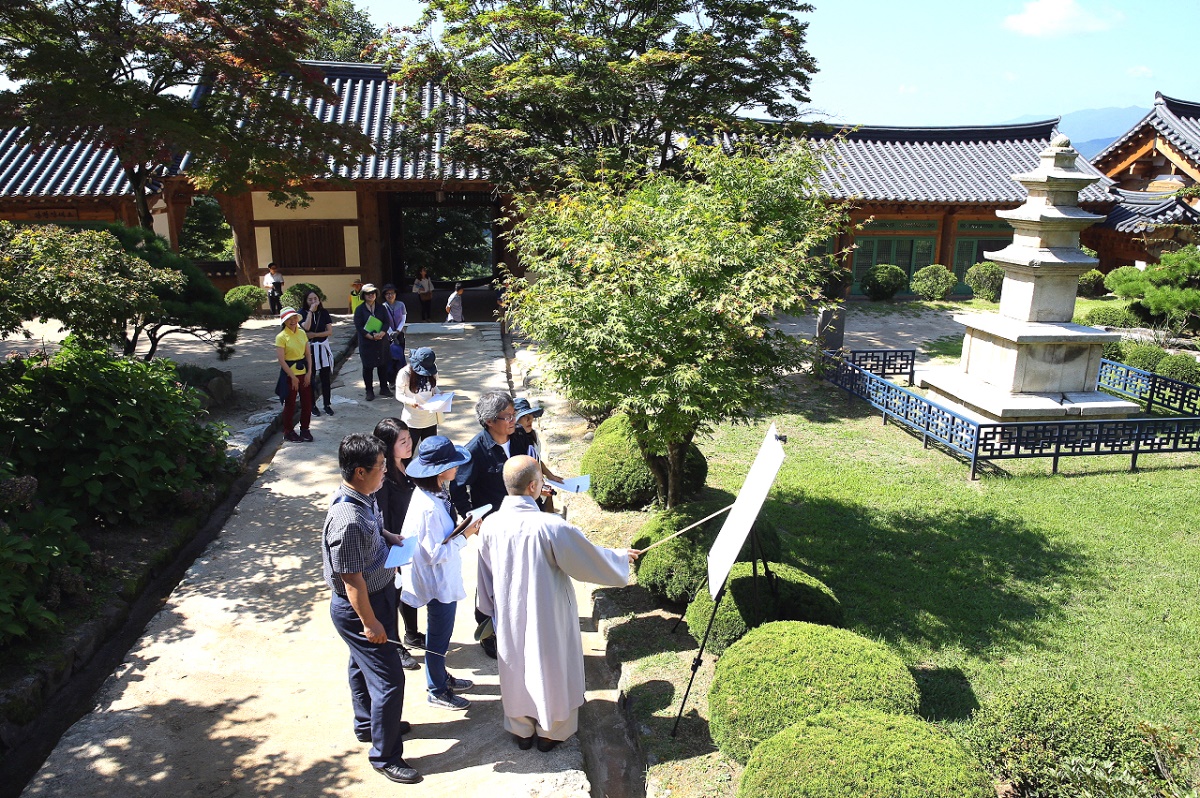 영주 부석사를 방문해 현지 실사를 벌이고 있다.(영주시 제공)