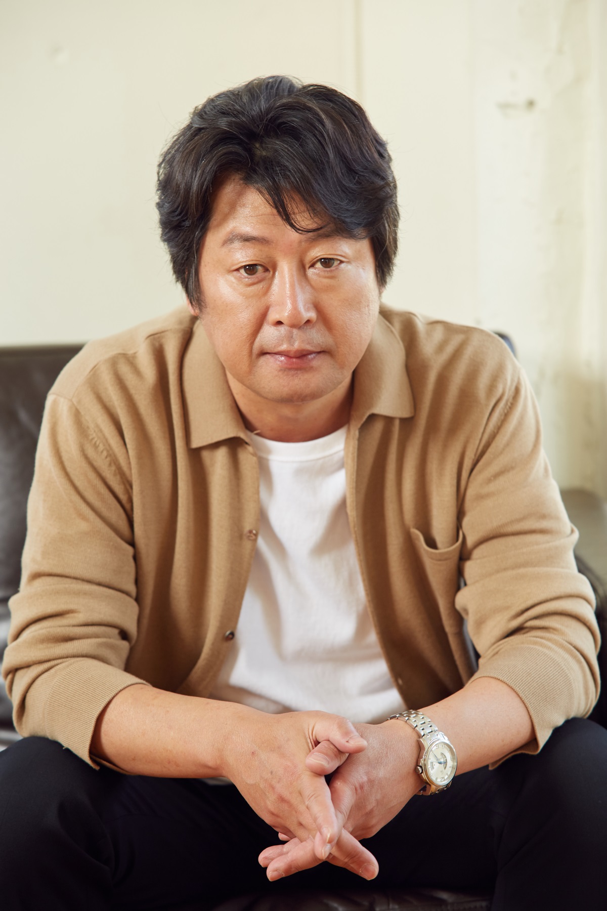Kim Yoon-seok poses for a photo before an interview in Palpan-dong, Seoul, Tuesday. (1st Look)