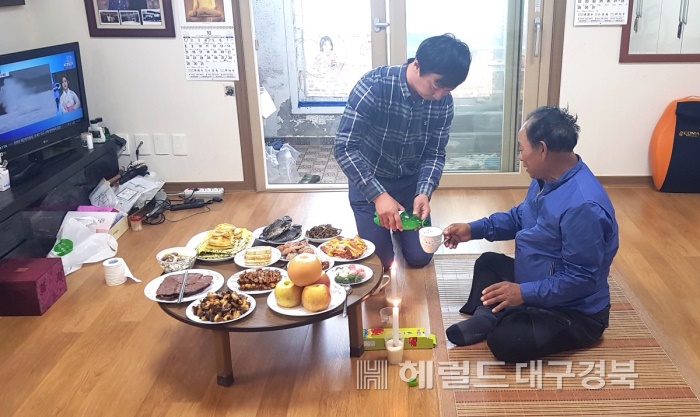 울릉군 독도관리사무소  홍희득씨가 독도주민 김성도씨에게 술잔을 올리고 있다.(독도관리사무소 제공)