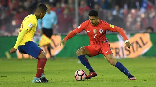 다음 월드컵을 기약하게 된 칠레의 알렉시스 산체스(오른쪽). [사진=FIFA]