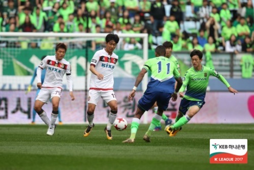 갈 길 바쁜 전북과 서울의 맞대결에서 한 팀도 웃지 못했다. [사진=한국프로축구연맹 제공]