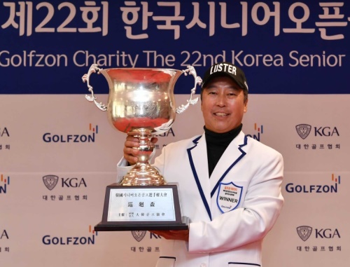 박부원이 지난 20일 골프존채리티 제22회한국시니어오픈골프선수권 트로피를 들어보이고 있다.