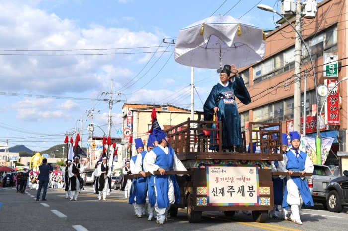 풍기에 인삼을 처음 재배한 주세붕 풍기군수 행차 행렬이 이어지고 있다.(영주시 제공)