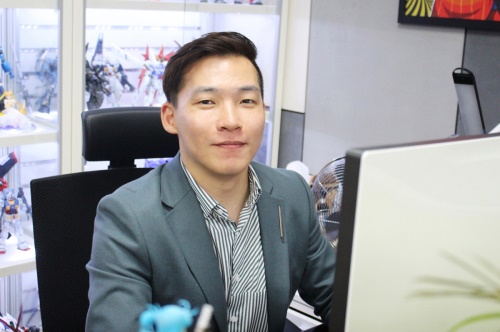 윤석환 DCC 대표는 만화콘텐츠 산업에 대한 큰 비전을 가지고 있다. 그의 자리 뒤로 프라모델들이 보인다. [사진=복싱M]