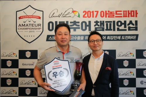 우승자 정환복 우)씨와 아놀드파마 박준식 대표이사.[사진=골프존]
