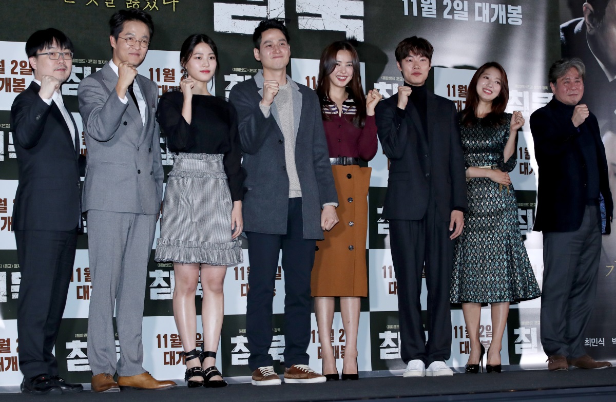 From left: Director Jung Ji-woo, Jo Han-cheol, Lee Soo-kyung, Park Hae-joon, Lee Ha-nee, Ryu Jun-yeol and Choi Min-sik attend a press conference for “Heart Blackened” Tuesday at Yongsan CGV. (Yonhap)