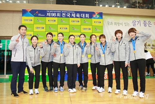 25일 전국체전 우승 후 기념 사진을 찍고 있는 포스코에너지 선수단. [사진=월간탁구/더핑퐁]