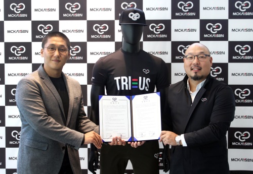 한국 의류 브랜드 맥케이슨 김민철 대표(오른쪽)가 스포츠퍼포먼스 트라이어스 스티브 홍 대표와 제휴식을 가졌다.