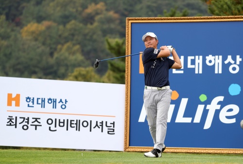 연장 네번째 홀까지 가는 접전 끝에 우승한 황인춘. [사진=KPGA]
