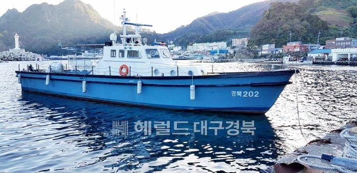 울릉군의 어업 지도선인 경북202호가 선령25년이 됐다. 노후화로 인해 속력이 떨어지고   선체 부식과 심한 요동으로  중국어선 대응과  불법어업 지도 감독 등의  제 기능을 다하지 못하고 있어 신조선 교체가 시급하지만 예산 확보가 불투명해 대책이 시급한 실정이다.(울릉군 제공)