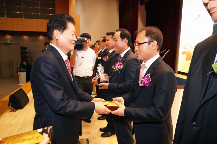 여영현(오른쪽)경북농협 본부장이  김병원 농협 중앙회장으로 부터  상패를 받고 있다.(경북농협 제공)