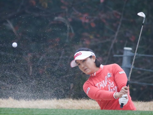 전미정이 1라운드 1번 홀에서 벙커샷을 하고 있다. [사진=KLPGA]