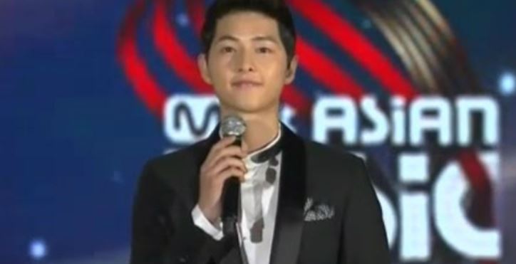 Song Joong-ki speaking at the '2012 MAMA' (Mnet)