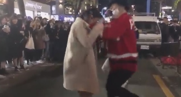 홍대 버스킹 머리채(사진=온라인 커뮤니티)