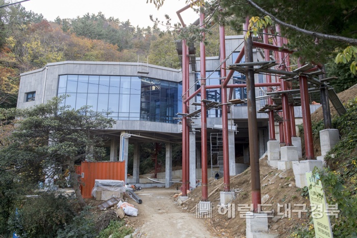 울릉군이 약수공원 안에 35억원의 예산을 투입, 독도체험시설을 설치하면서 공원 기능이 상실되자 부지선정이 잘못 됐다며 주민들의 지적이 잇따르고 있다.(독자 제공)