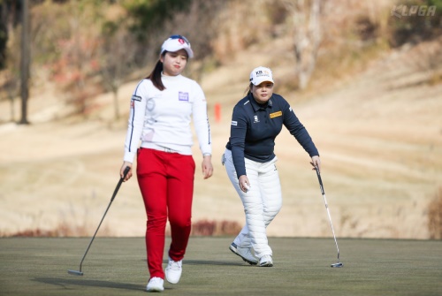 팀 LPGA의 첫번째 주자로 나선 박인비가 7번 홀에서 그린을 살피고 있다. 왼쪽은 팀 KLPGA의 최혜진. [사진=KLPGA]