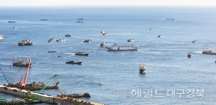 중국어선이 항구입구에 집단 피항해 제 시간에 입항하지 못한 미래호(가운데 흰색 큰배)가 해경과 어업지도선 무궁화 호의   도움으로 사동항으로 입항하고 있다.(독자 최종술씨 제공)
