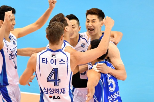 1,746일 만에 9연승을 기록한 삼성화재 선수들. [사진=한국배구연맹]