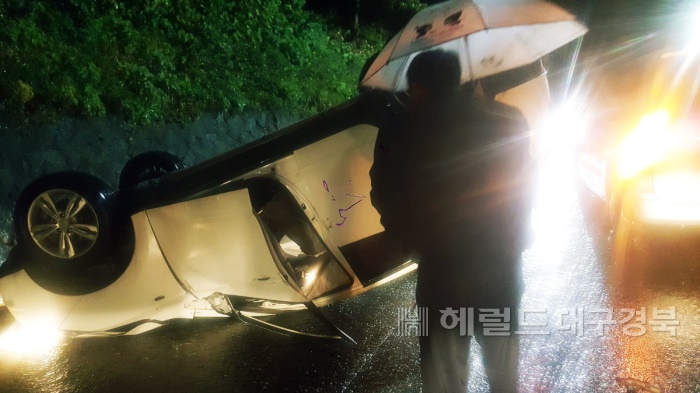 음주운전으로 차량이 뒤집히는 사고가 발생했지만 다행히 인명피해는 없다,(독자제공)