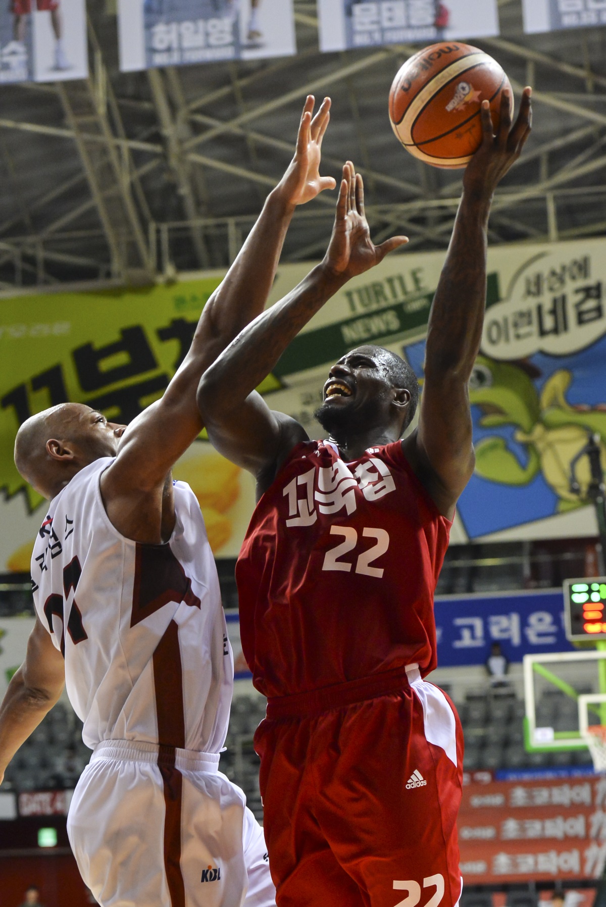 오리온의 버논 맥클린이 리온 윌리엄스를 상대하고 있다.[사진=KBL]