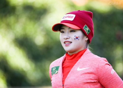 티샷후 코스를 바라보고 있는 이정은6. [사진=KLPGA]