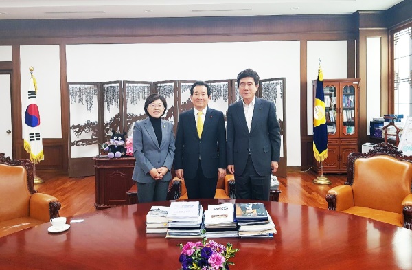 이강덕 (오른쪽)포항시장이 정세균 국회의장을 면담하고 지진피해 복구를 위한 예산지원을 건의했다.(포항시 제공)