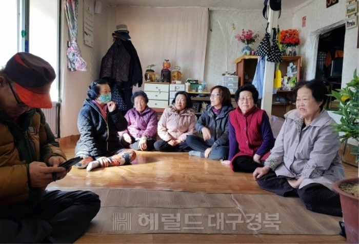 소음과 분진 ,악취등으로  수년째 고통속에  살아온   영주시 적서동 마을 주민들이 5일 대책회의를 열고 있다.주민들은 이날 회의를 통해  영주시청 기자실에서 기자회견을  하기로 결정했다.(사진=김성권 기자)