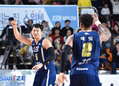 34득점을 합작하며 KCC를 승리로 이끈 이정현과 에밋. [사진=KBL]