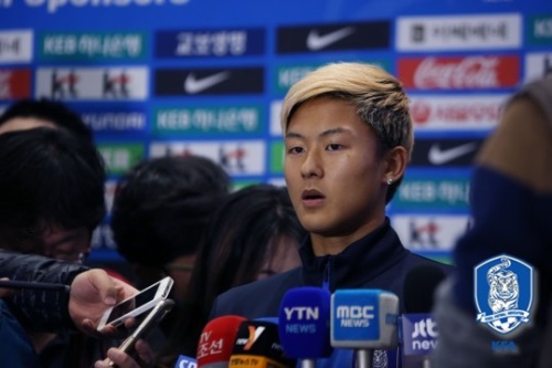 외로운 경쟁을 이어가고 있는 이승우에겐 비난이 아닌 응원이 필요하다. [사진=대한축구협회]