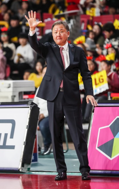 작전 지시 중인 '만수' 유재학 감독. [사진=KBL]