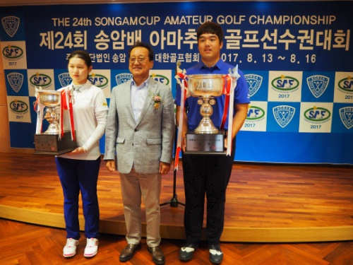 올해 송암배에서 역대 최소타인 29언더파로 우승한 박현경(왼쪽).