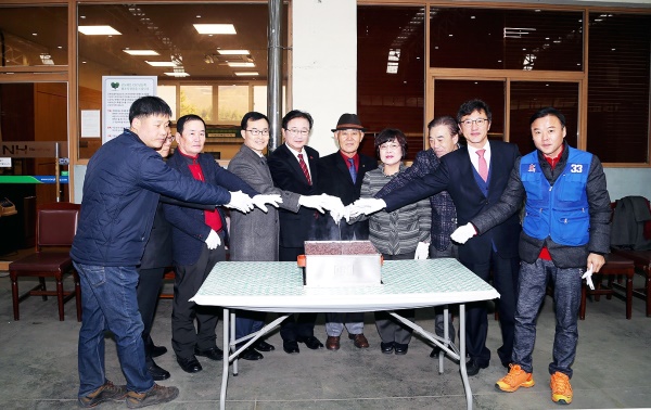 안동농협농산물 공판장이 4일 첫 초매식과 경매행사를 열고 올한해도 풍년과  무사안녕을 기원했다.(안동시 제공)
