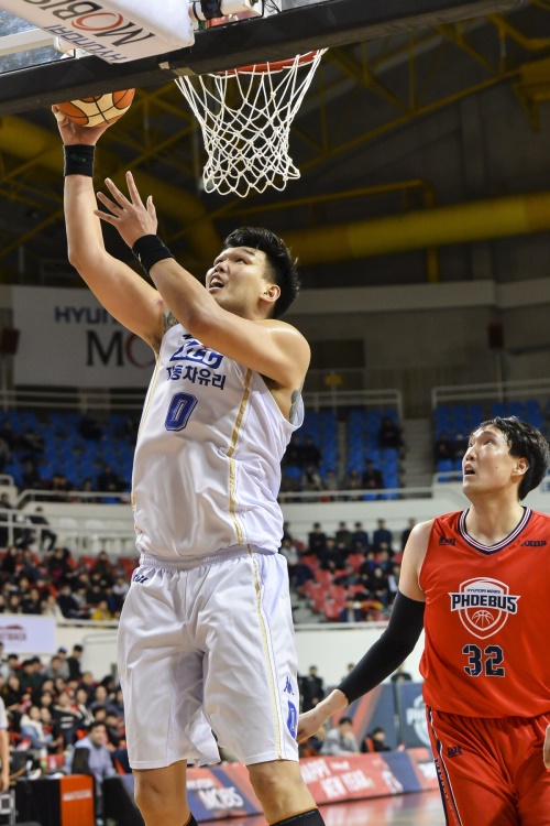 레이업을 시도하고 있는 KCC 하승진. [사진=KBL]