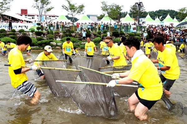 봉화군이 은어축제의  참신한 아이디어와 슬로건을  공모한다. 사진은 지난해 축제에 처음 선보인  어신선발대회(봉화군 제공)