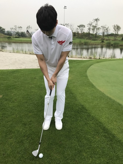 김현우 프로는 짧은 거리에는 짧고 간결한 칩샷을 하라고 조언한다.