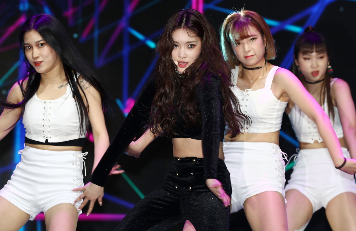 Chungha performs during a media showcase for her second EP, “Offset,” in Seoul on Wednesday. (MNH Entertainment)
