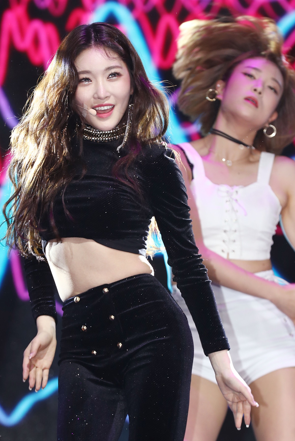 Chungha performs during a media showcase for her second EP, “Offset,” in Seoul on Wednesday. (MNH Entertainment)