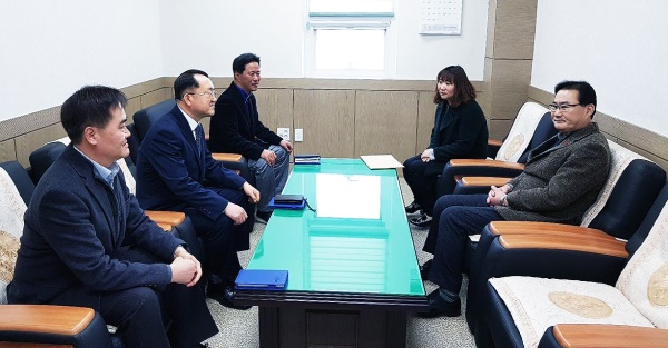 최수일 울릉군수(오른쪽)가  대구기상지청을 방문해  전준항 지청장(왼쪽 가운데)과의 면담을 통해  해양기상부이 추가시설과  기상예보구역 세분화에 대해 적극 건의하고 있다.