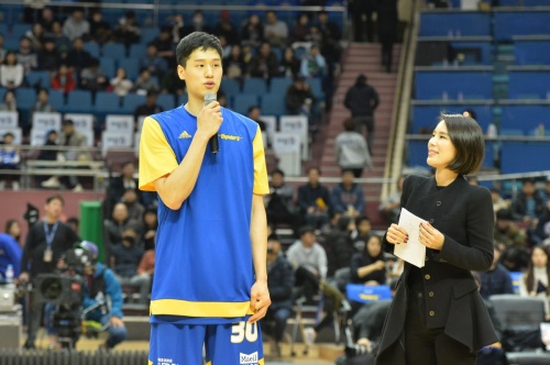 홈 팬들에게 전역 후 첫 인사를 하고 있는 삼성 장민국. [사진=KBL]